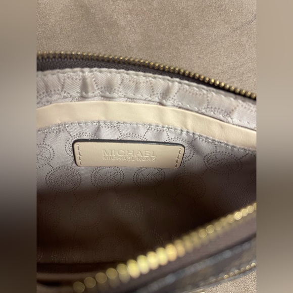 Michael Kors wristlet that can also be used as a small purse - Picture 3 of 4